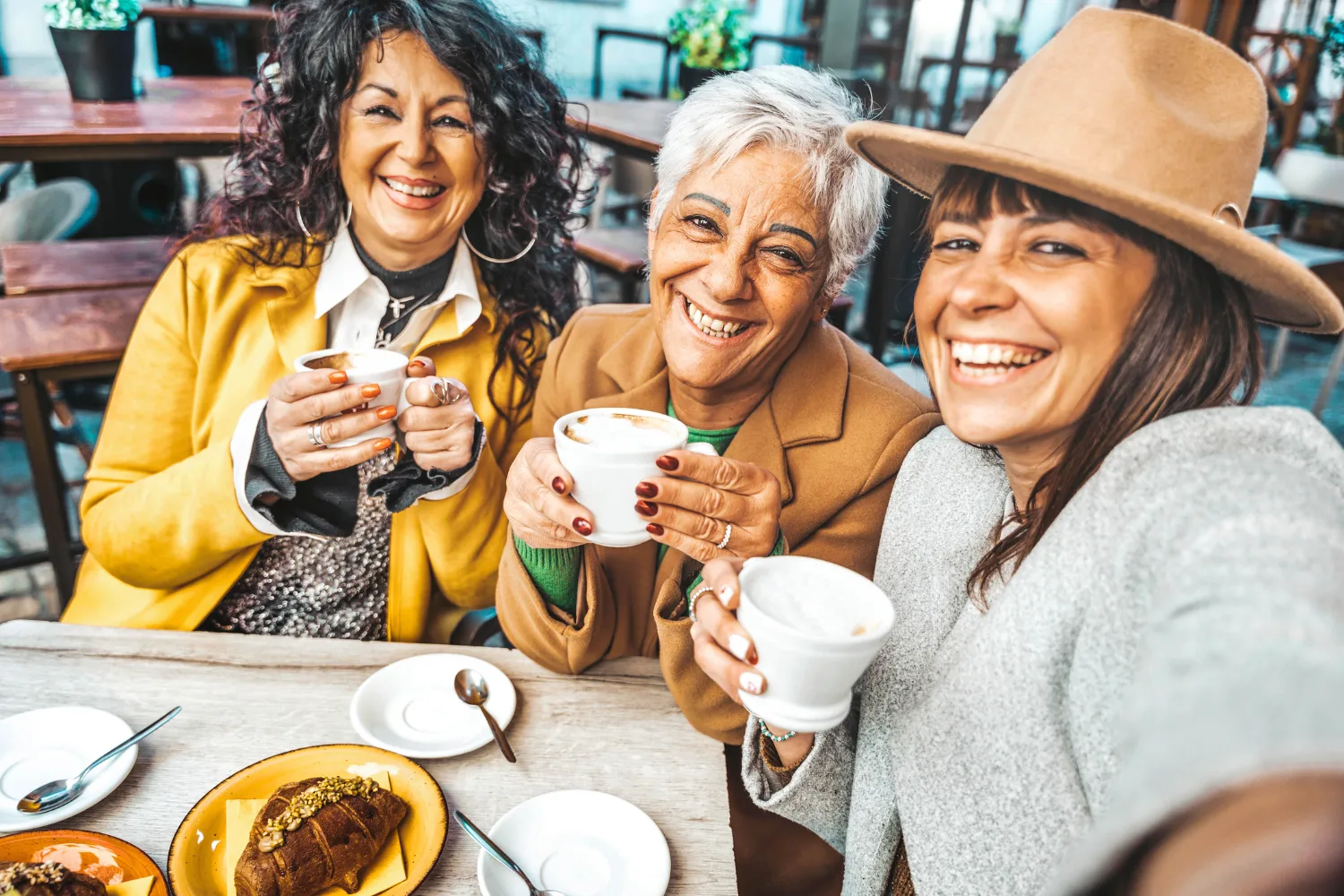 Entre voyageurs, un café en terrasse
