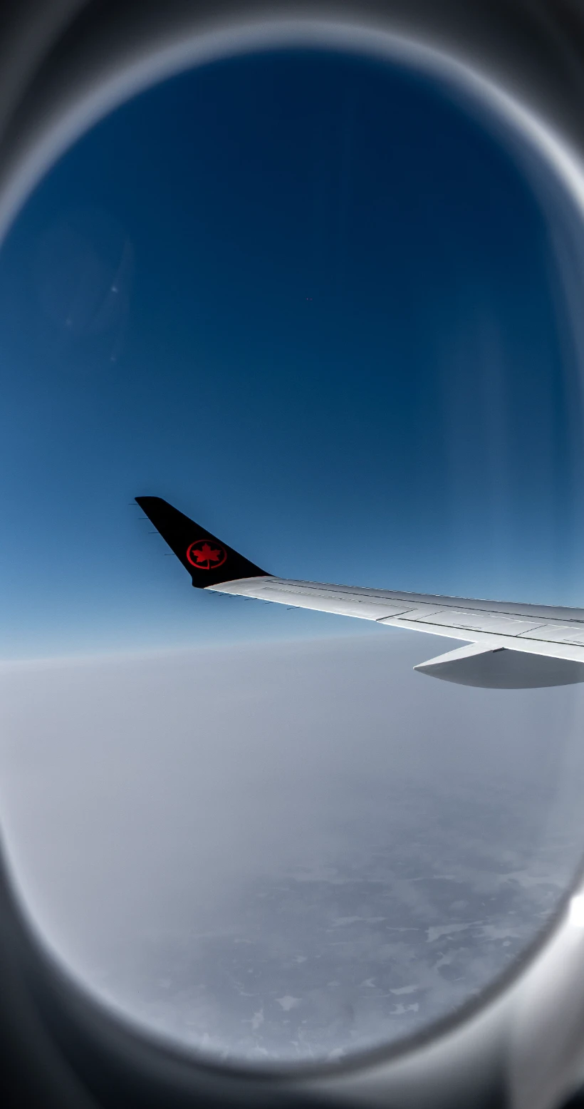 L'aile d'un Air Canada au-dessus de l'Atlantique